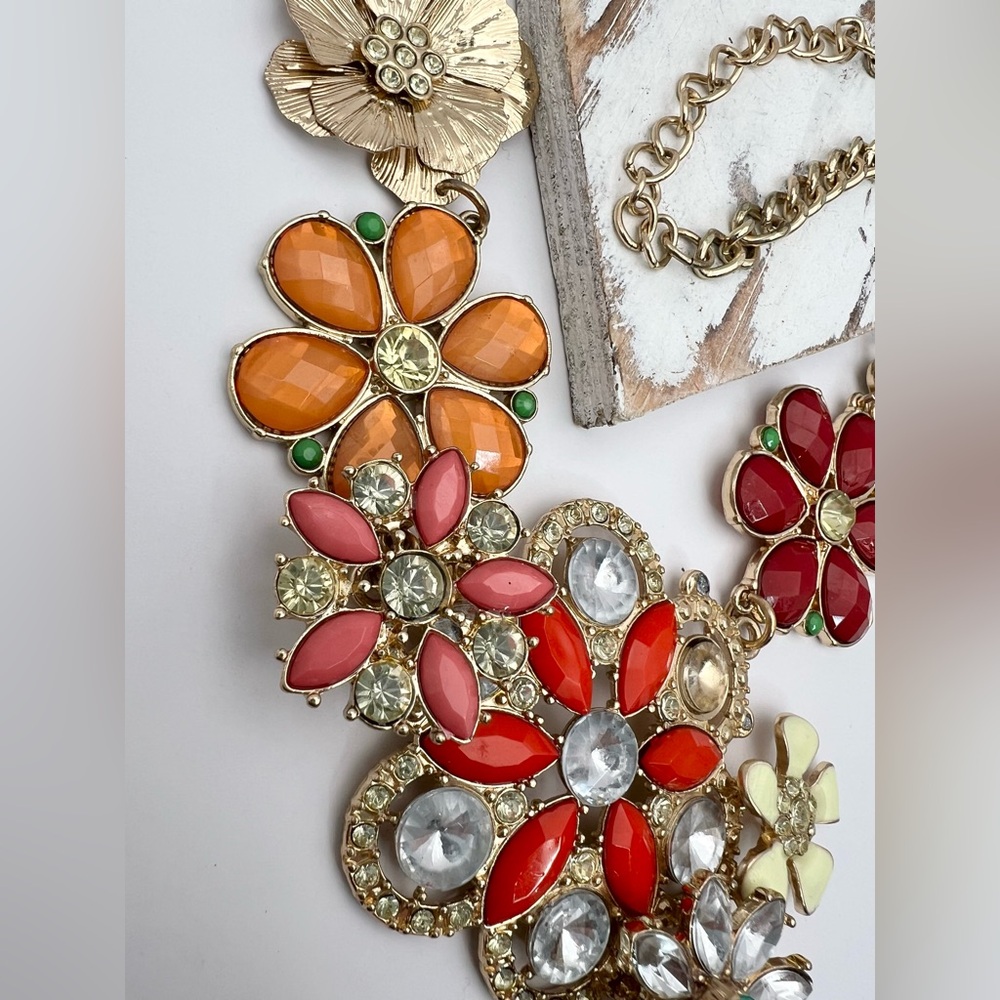 MULTICOLOR STATEMENT FLORAL NECKLACE - Picture 3 of 10